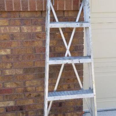 LOT #147: Vintage Metal 6ft Ladder 