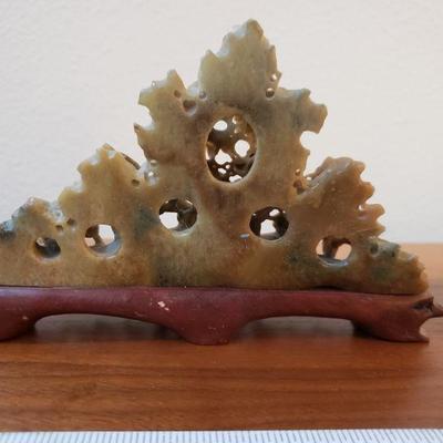 Lot 189: Vintage Jadeite Grapes and Leaves Sculpture 