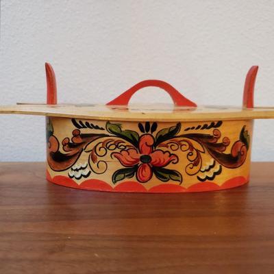 Lot 192: Vintage Norge Wooden Candy Container
