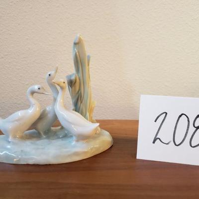 Lot 208: LladrÃ³ Porcelain Swans