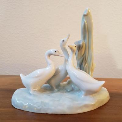 Lot 208: LladrÃ³ Porcelain Swans