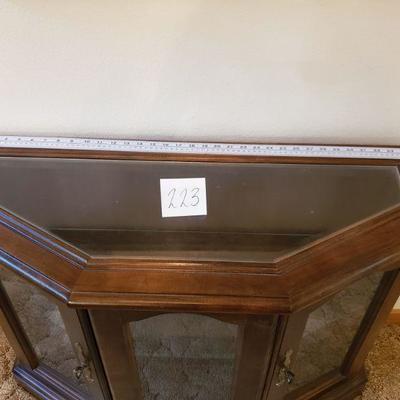 Lot 223: Display/Curio Cabinet 