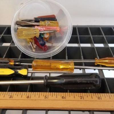 LOT #276: Large Assortment of Screwdrivers 