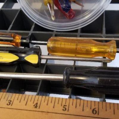 LOT #276: Large Assortment of Screwdrivers 