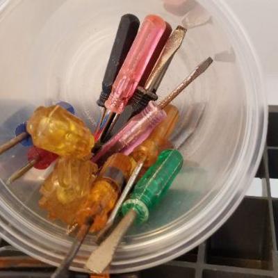 LOT #276: Large Assortment of Screwdrivers 
