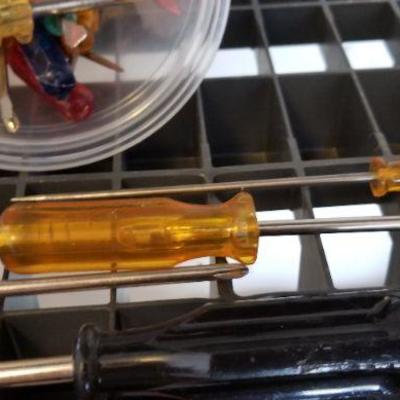 LOT #276: Large Assortment of Screwdrivers 