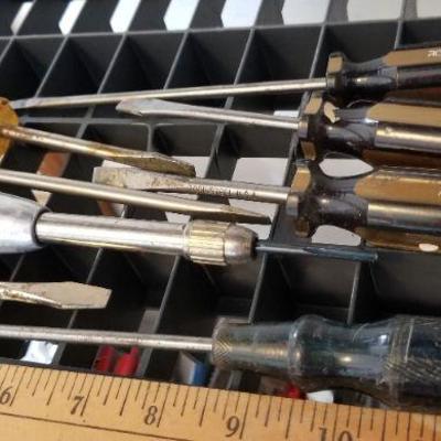 LOT #277: Assortment of (8) Vintage Screwdrivers 
