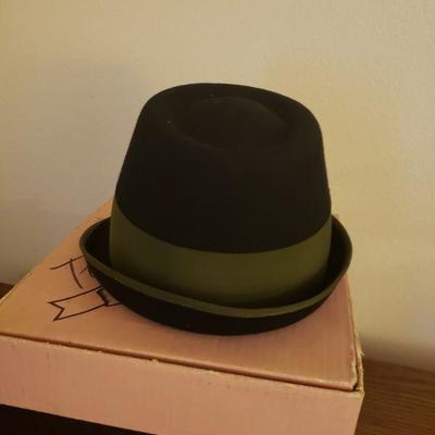 Lot 338: Vintage Ladies Green Hat