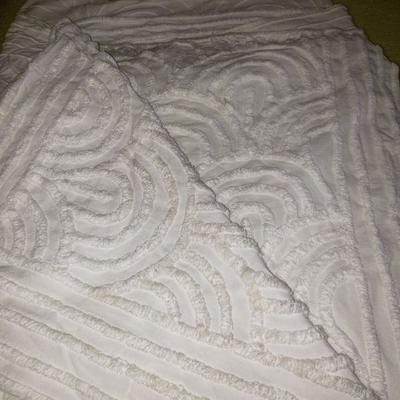 Lot 663: Vintage White Coverlet & 2 Watsuma Pillows