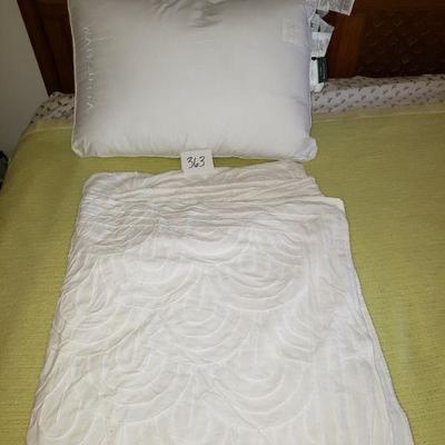 Lot 663: Vintage White Coverlet & 2 Watsuma Pillows