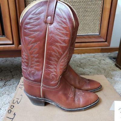 Lot 374: Vintage Women's Size 6 Boots