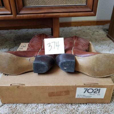Lot 374: Vintage Women's Size 6 Boots