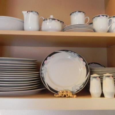 LOT 180 DINNER DISHES 