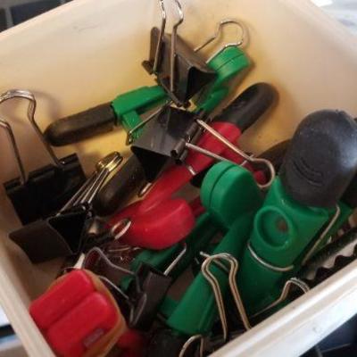 LOT #404: Bundle of assorted style clips