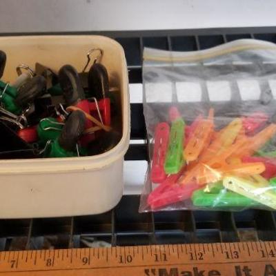 LOT #404: Bundle of assorted style clips
