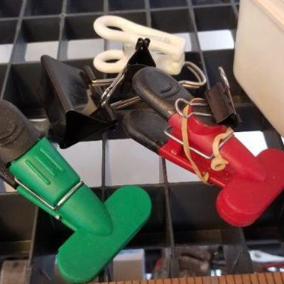 LOT #404: Bundle of assorted style clips