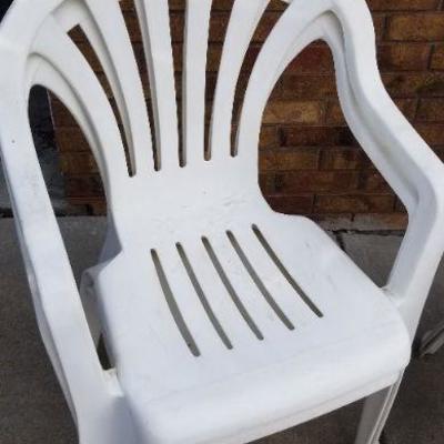 LOT #426: (4) plastic outdoor chairs - 2 of each