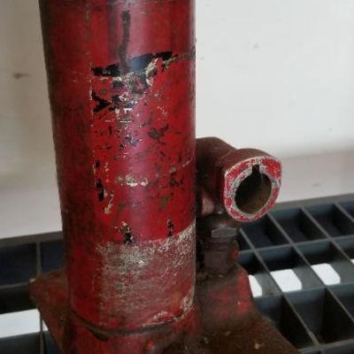LOT #428: Vintage Auto Floor Jack missing original handle