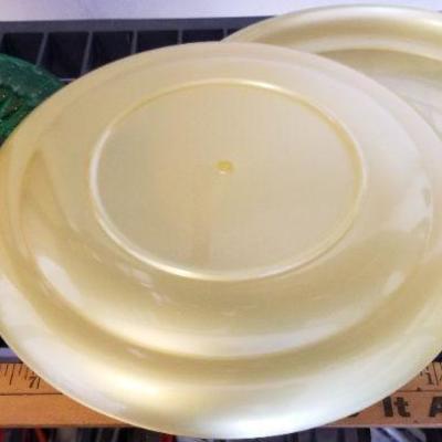 LOT #442: Group of Vintage Plastic Plates Deco - 2 Yellow and 4 Green