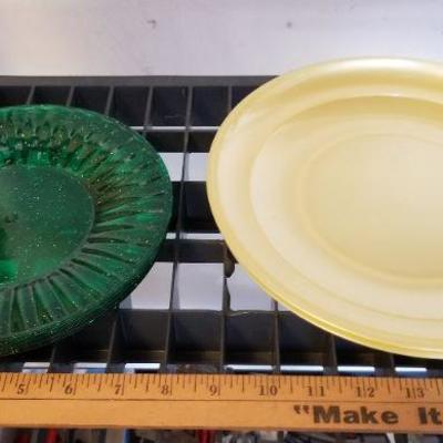LOT #442: Group of Vintage Plastic Plates Deco - 2 Yellow and 4 Green