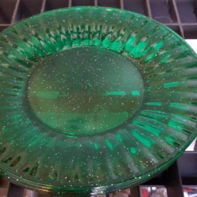 LOT #442: Group of Vintage Plastic Plates Deco - 2 Yellow and 4 Green