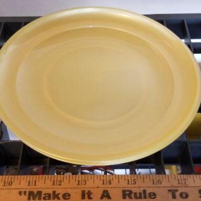 LOT #442: Group of Vintage Plastic Plates Deco - 2 Yellow and 4 Green