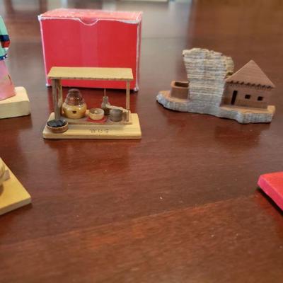 Lot 544: Vintage Tiny Asian Scenes and Kana Cards