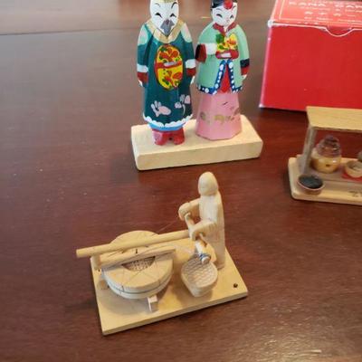 Lot 544: Vintage Tiny Asian Scenes and Kana Cards