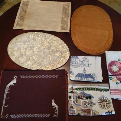 LOT 546: Mid Century Placemats and Tea Towel Lot