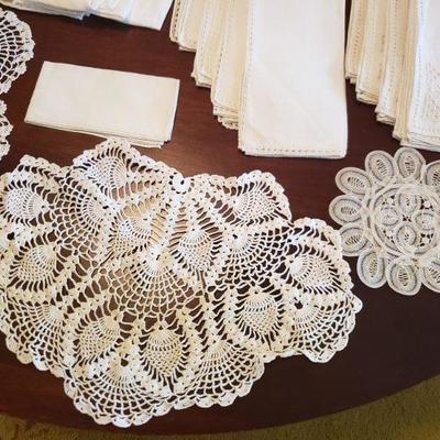 Lot 561: Dollies, Napkins & Tablecloths