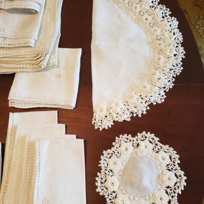Lot 561: Dollies, Napkins & Tablecloths