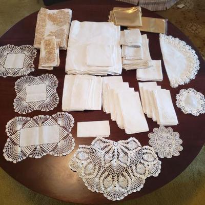 Lot 561: Dollies, Napkins & Tablecloths