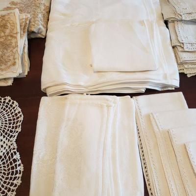 Lot 561: Dollies, Napkins & Tablecloths