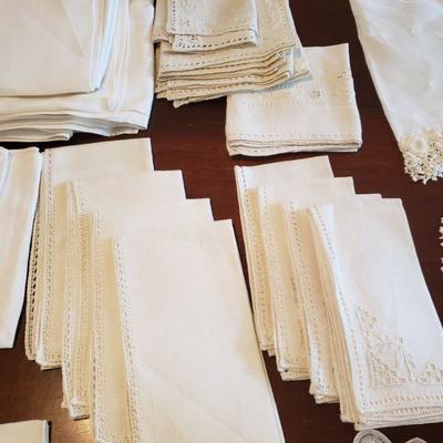 Lot 561: Dollies, Napkins & Tablecloths