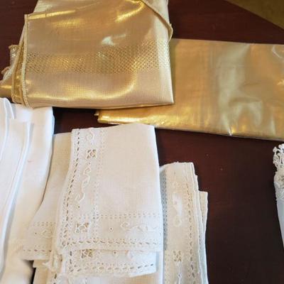 Lot 561: Dollies, Napkins & Tablecloths