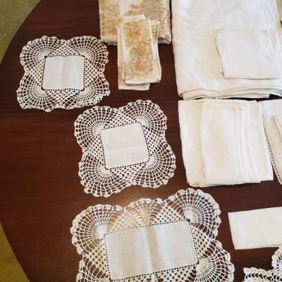 Lot 561: Dollies, Napkins & Tablecloths