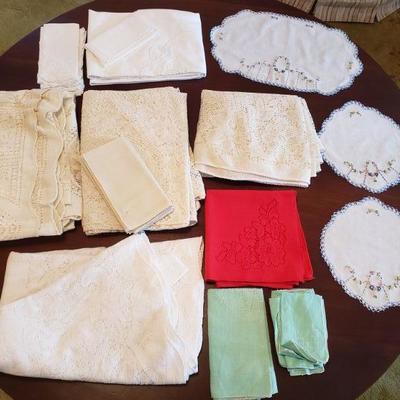 Lot 563:  Tablecloths, Napkins & Dollies 