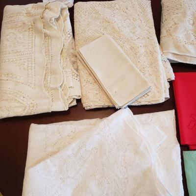 Lot 563:  Tablecloths, Napkins & Dollies 