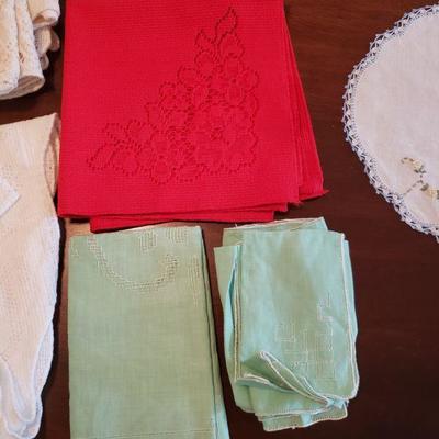 Lot 563:  Tablecloths, Napkins & Dollies 