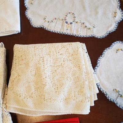 Lot 563:  Tablecloths, Napkins & Dollies 