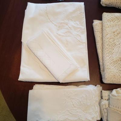 Lot 563:  Tablecloths, Napkins & Dollies 
