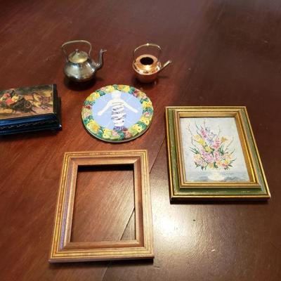 Lot 595: Mixed Decor Lot