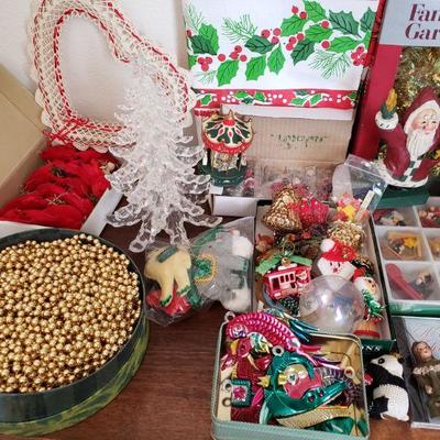 Lot 609: Large Christmas Lot