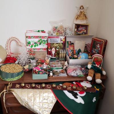 Lot 609: Large Christmas Lot