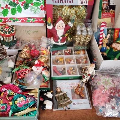Lot 609: Large Christmas Lot
