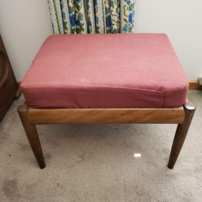 Lot 615: Mid Century Bench (22.5" Ã— 18" Ã— 17")