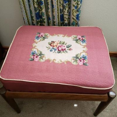 Lot 615: Mid Century Bench (22.5" Ã— 18" Ã— 17")