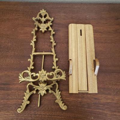 Lot 618: Small Picture/Plate Easel Lot
