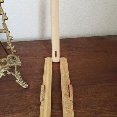 Lot 618: Small Picture/Plate Easel Lot