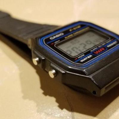 LOT #638: Vintage Casio Wristwatch TESTS A+